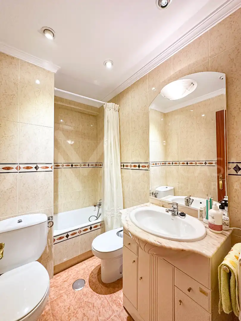 Bathroom of Flat for sale in Málaga  with Air Conditioner, Terrace and Furnished