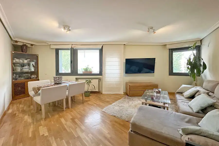 Sala de estar de Dúplex en venta en Torrelodones con Calefacción, Parquet y Horno