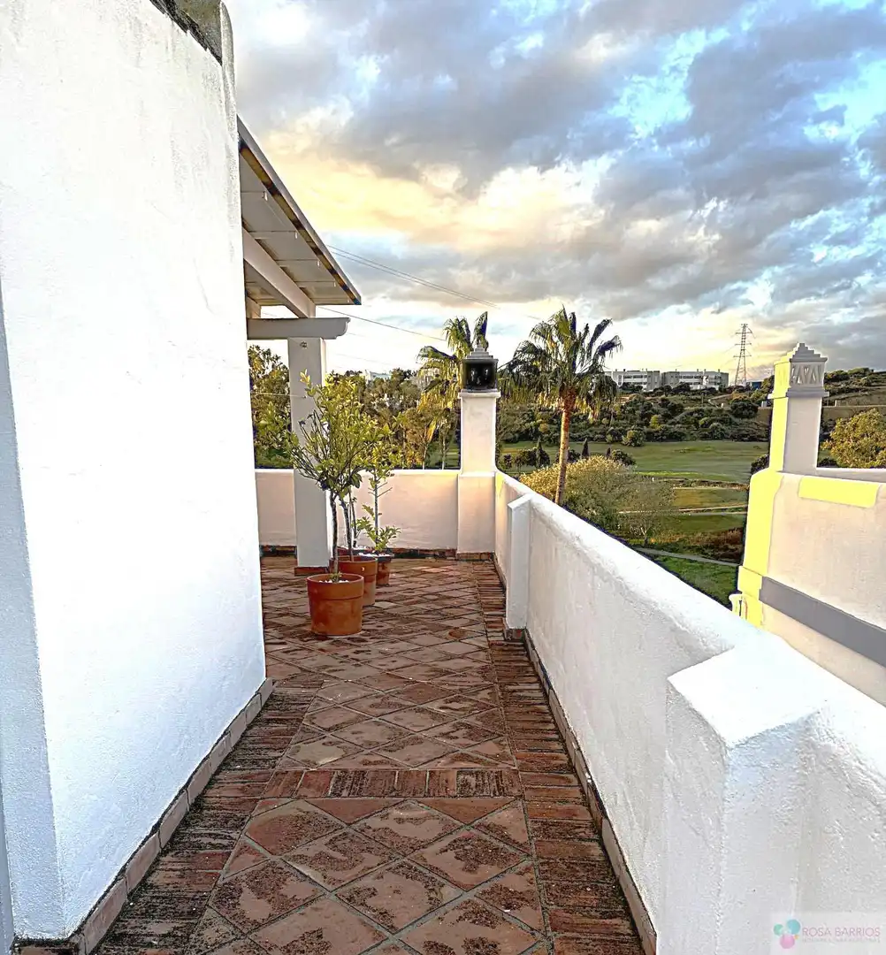 Terrassa de Casa adosada en venda en Estepona amb Terrassa, Traster i Piscina comunitària
