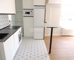 Cuina de Apartament de lloguer en  Madrid Capital amb Aire condicionat, Calefacció i Terrassa