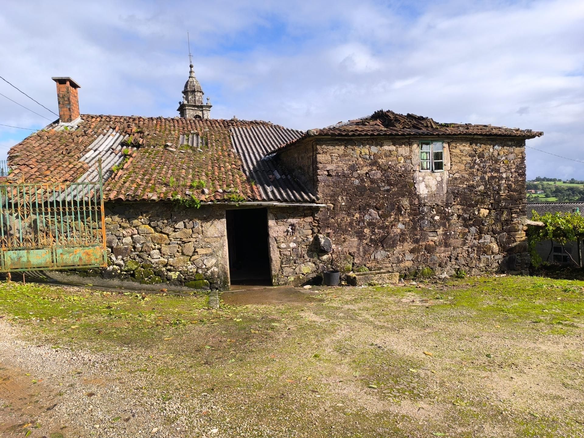 Vista exterior de Casa o xalet en venda en Santiago de Compostela  amb Jardí privat