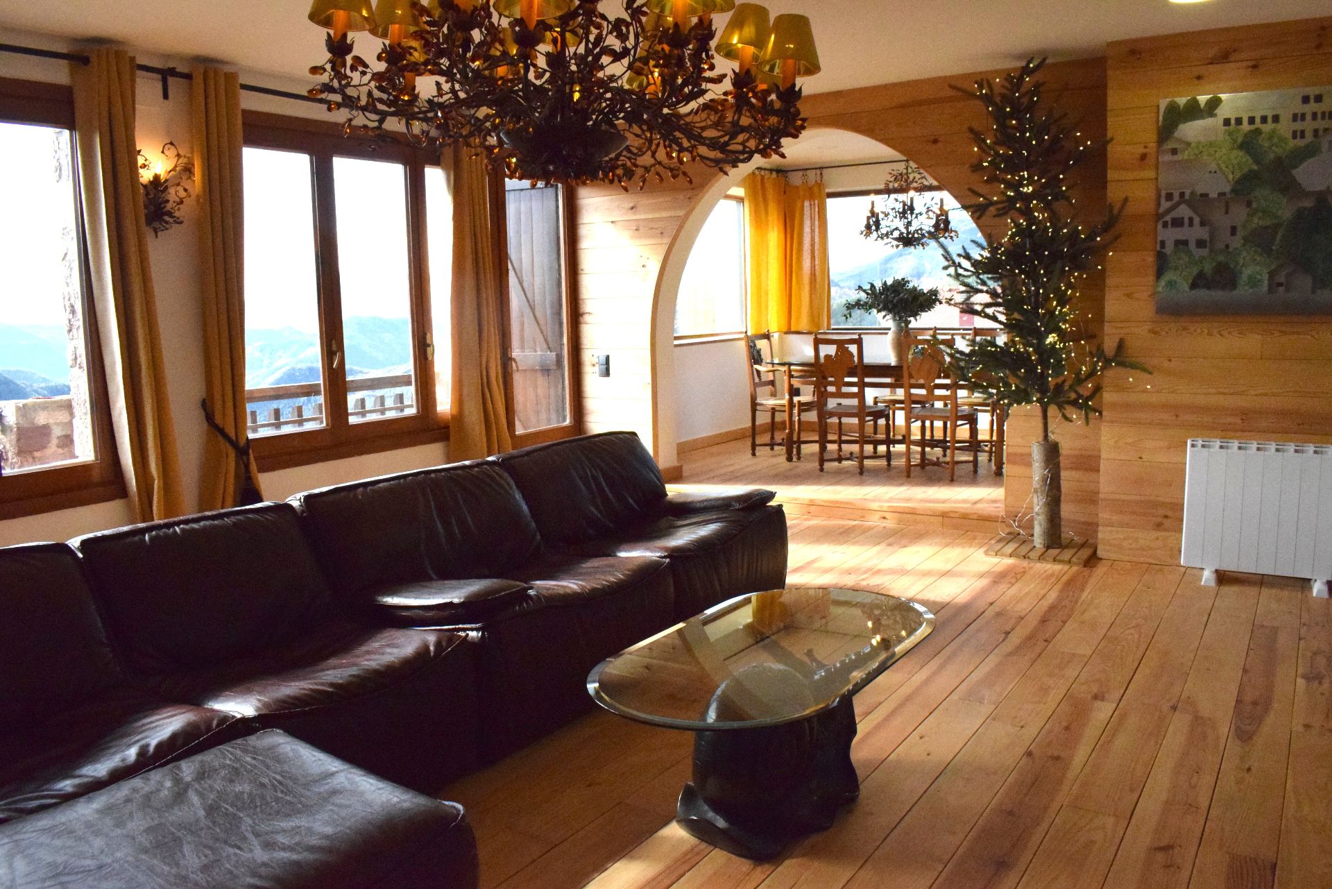 Sala d'estar de Casa o xalet en venda en Castellar de n'Hug amb Calefacció, Jardí privat i Parquet