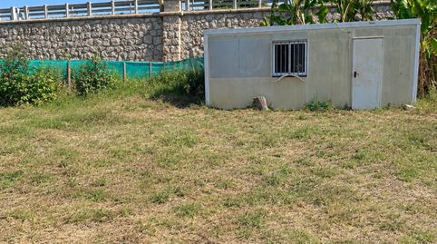 Terreno con una caseta equipada con salón y aseo. Situado en una zona tranquila y soleada, cerca del pueblo. Disfruta de unas boni