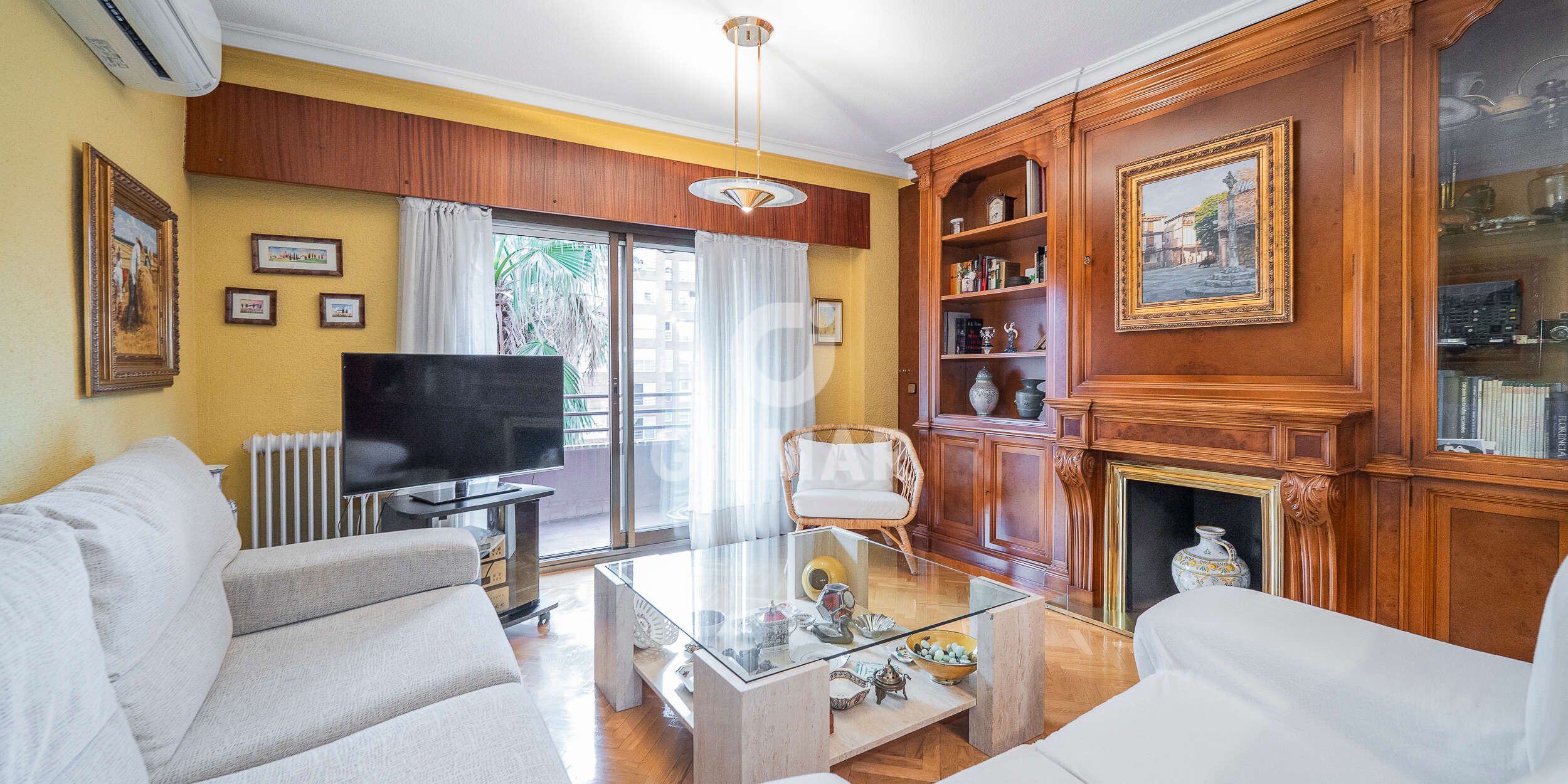Living room of Flat for sale in  Madrid Capital  with Heating, Private garden and Swimming Pool