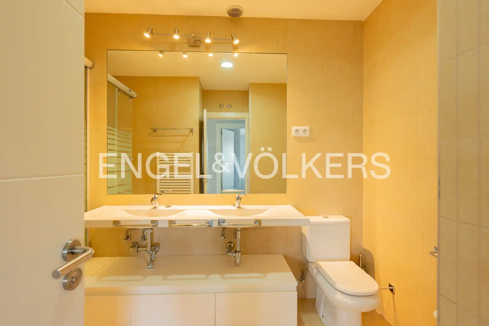 Baño de Casa adosada de alquiler en Tres Cantos con Aire acondicionado, Calefacción y Jardín privado