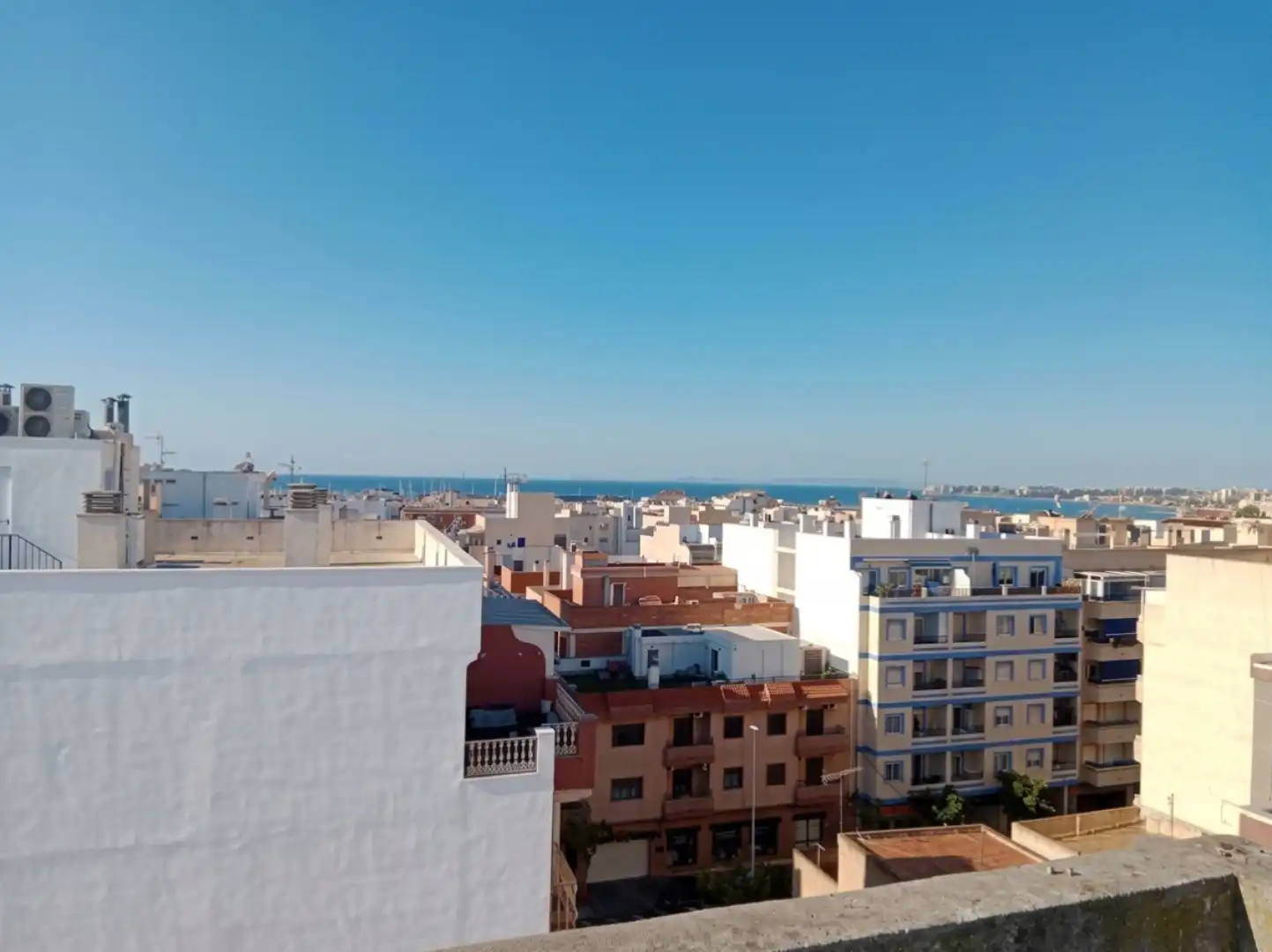 Vista exterior de Ático en venta en Torrevieja con Aire acondicionado, Terraza y Balcón