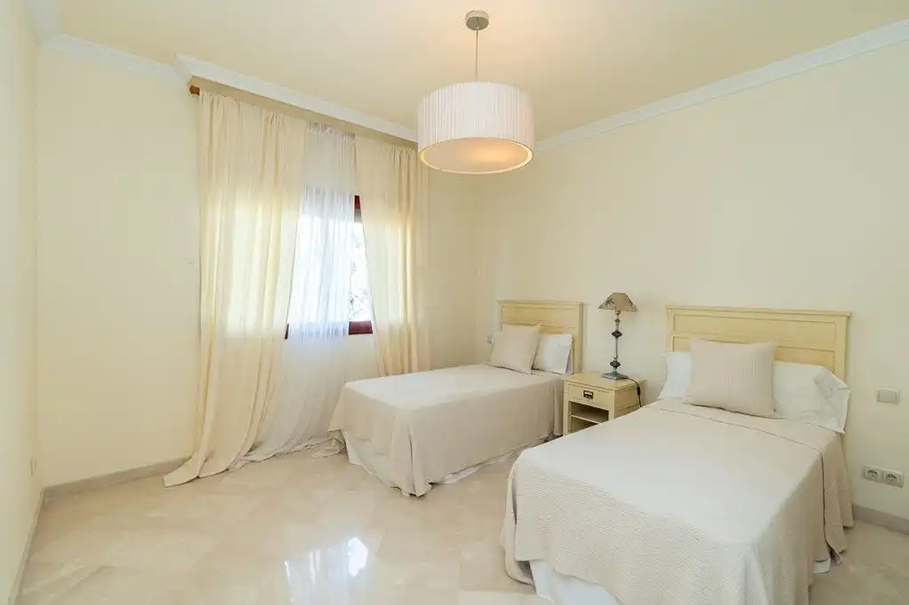 Dormitori de Àtic en venda en Marbella amb Aire condicionat, Terrassa i Moblat