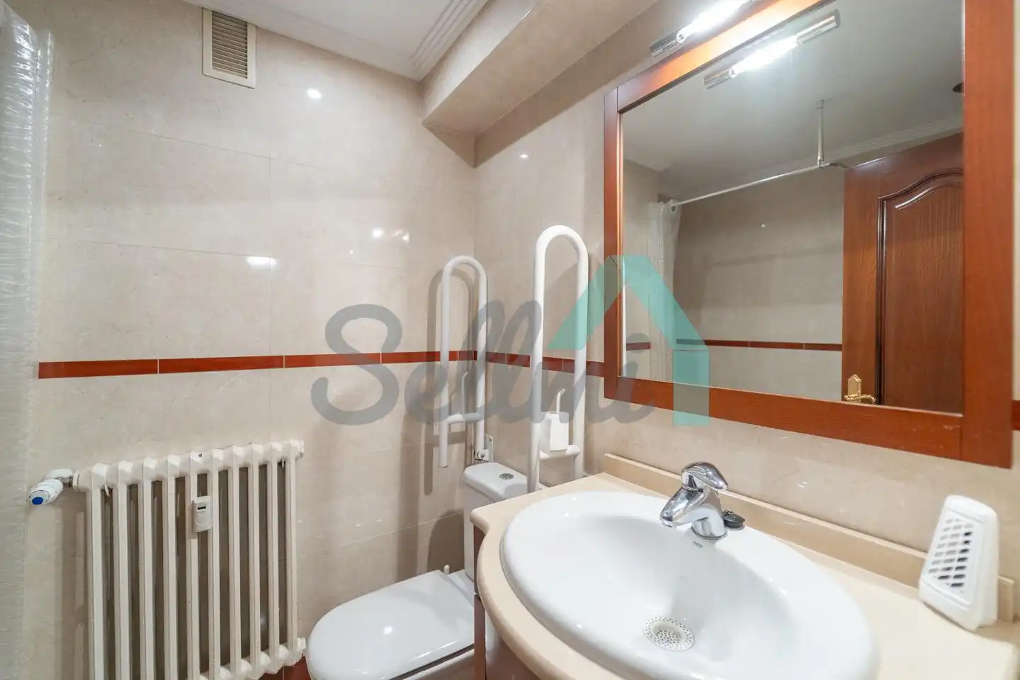 Badezimmer von Wohnung zur untervermieten in Oviedo  mit Heizung, Parkett und Terrasse