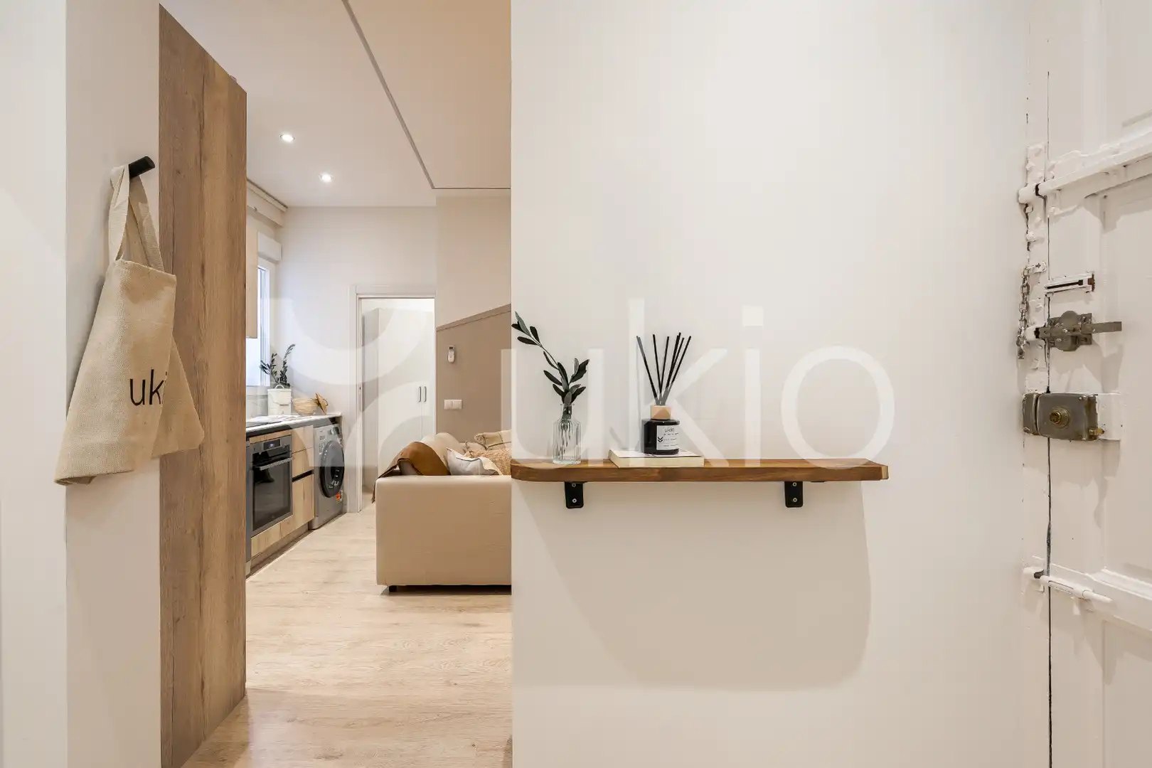 Cuina de Apartament de lloguer en Madrid amb Aire condicionat, Calefacció i Moblat