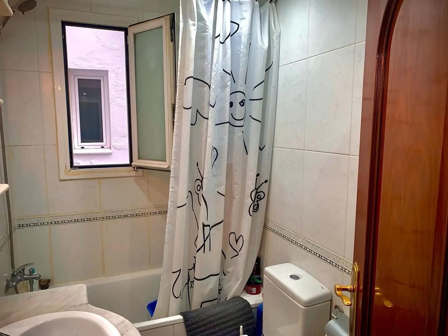 Badezimmer von Wohnung zum Verkauf in Barcelona mit Klimaanlage, Heizung und Parkett