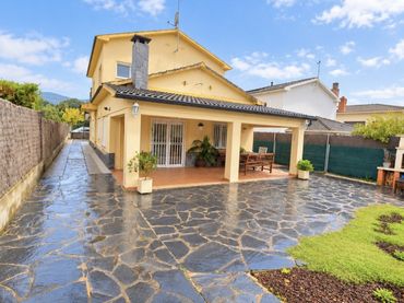 Maison avec jardin à vendre à Sant Fost de Campsentelles