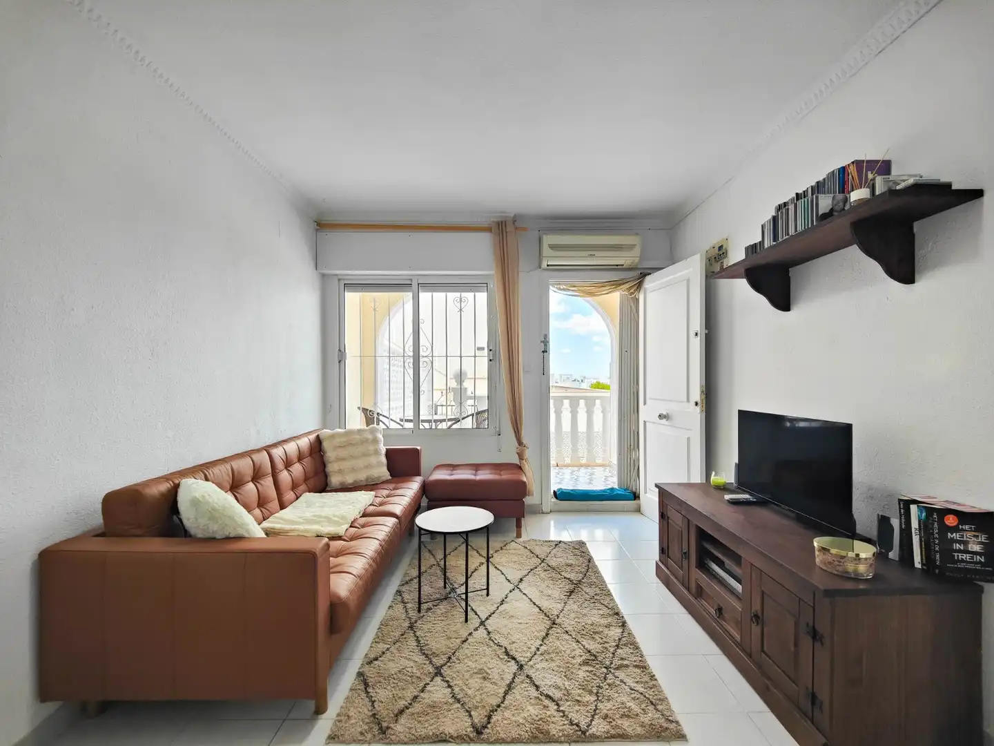 Wohnzimmer von Einfamilien-Reihenhaus zum Verkauf in Torrevieja mit Klimaanlage, Privatgarten und Terrasse