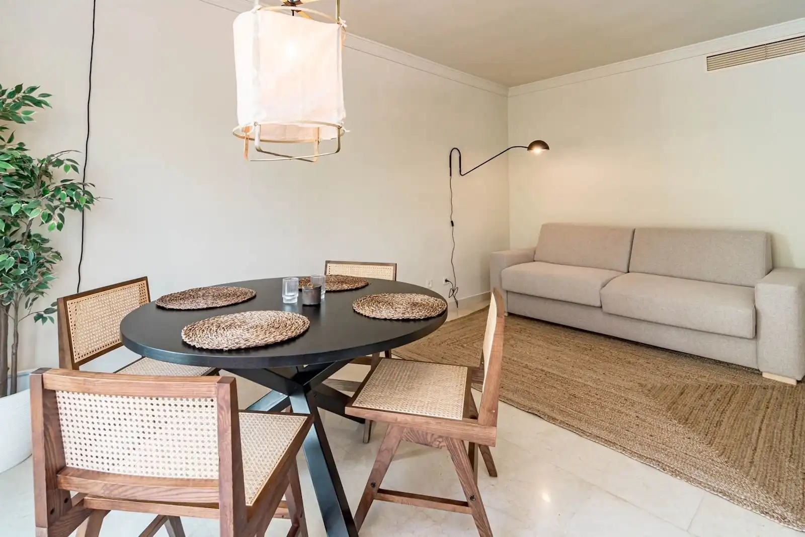 Sala de estar de Ático en venta en Marbella con Aire acondicionado, Amueblado y Piscina comunitaria