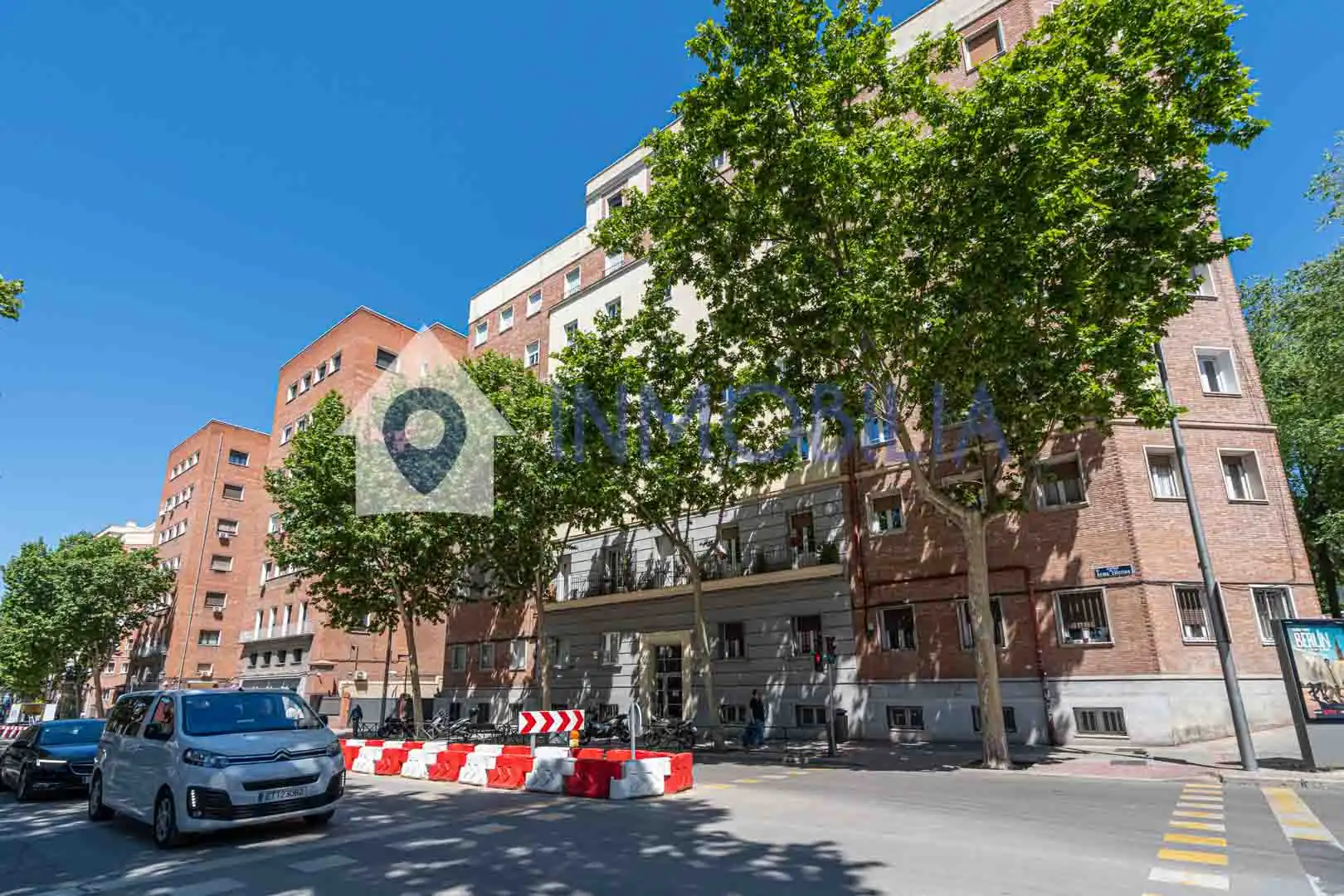 Vista exterior de Pis en venda en Madrid amb Calefacció