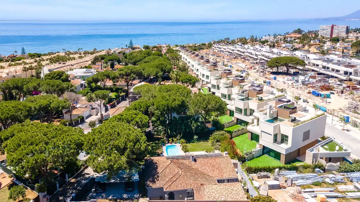 Vista exterior de Casa o xalet en venda en Marbella amb Aire condicionat, Calefacció i Jardí privat
