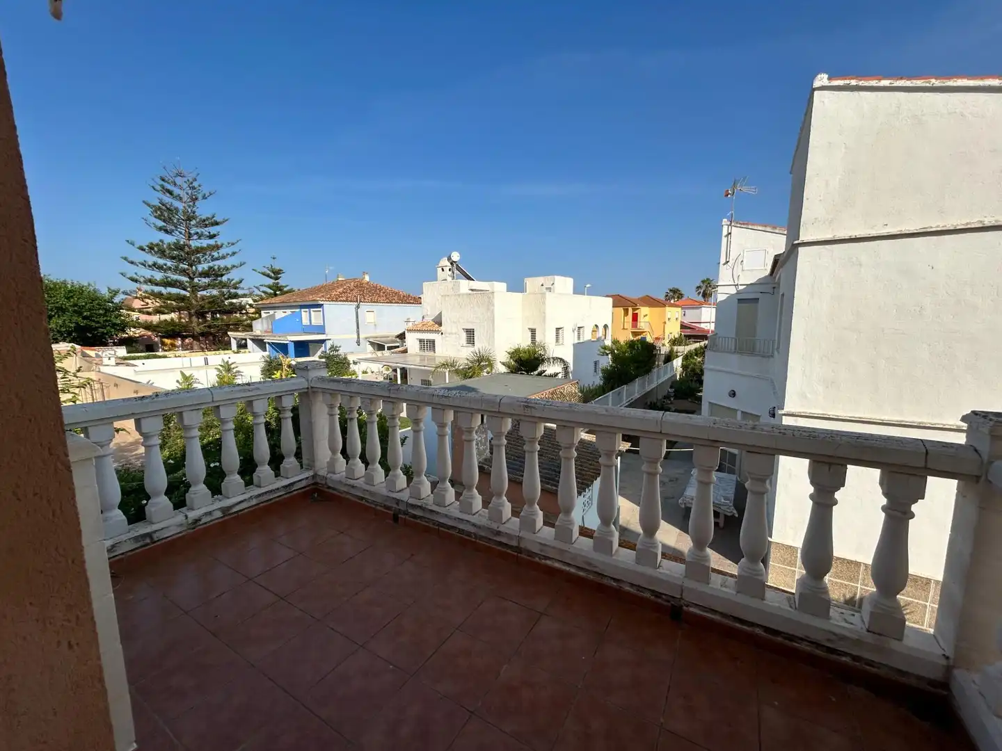 Terrasse von Einfamilien-Reihenhaus zum Verkauf in Cullera mit Klimaanlage, Privatgarten und Terrasse