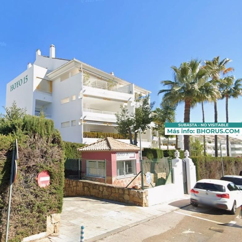 Vista exterior de Pis en venda en Marbella amb Jardí privat i Piscina
