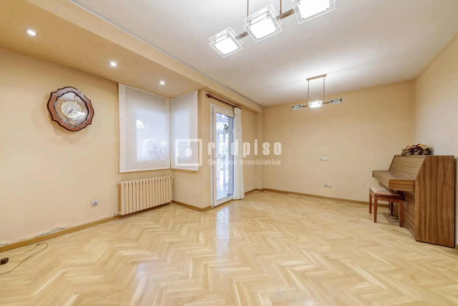 Living room of Flat for sale in Pozuelo de Alarcón  with Heating, Private garden and Parquet flooring