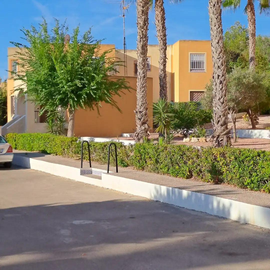Vista exterior de Apartament en venda en Torrevieja amb Jardí privat, Terrassa i Moblat