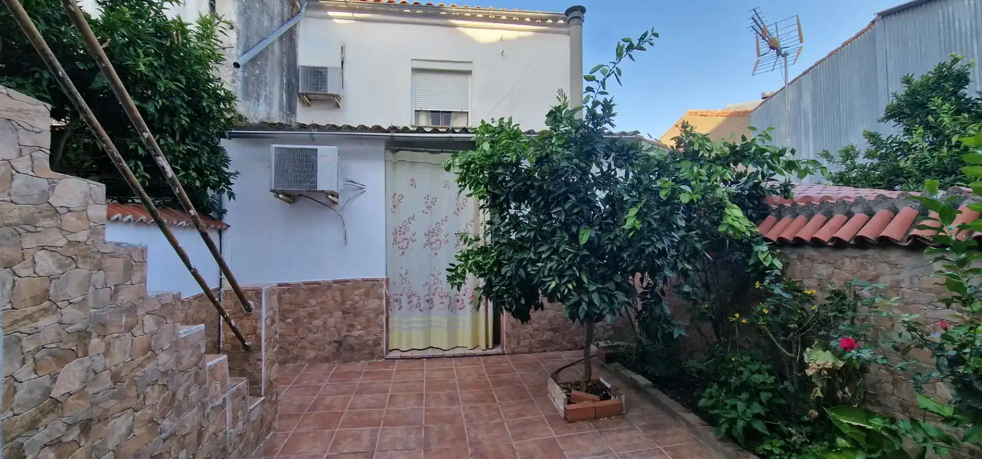 Vista exterior de Casa adosada en venda en Herrera del Duque amb Aire condicionat, Traster i Moblat