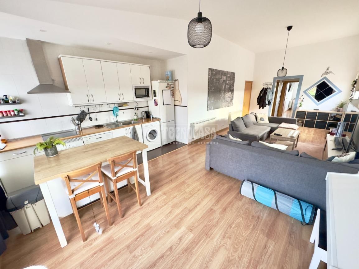 Vista exterior de Casa adosada en venda en Cabanillas del Campo amb Calefacció i Parquet