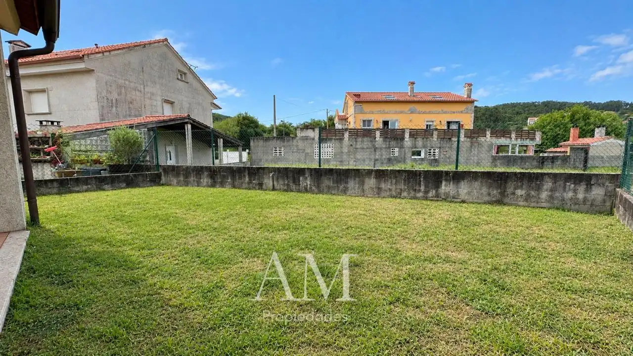 Casa adosada en venda en Cangas  amb Calefacció, Jardí privat i Terrassa