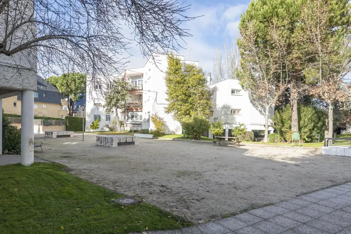 Vista exterior de Pis en venda en Majadahonda amb Aire condicionat, Calefacció i Jardí privat