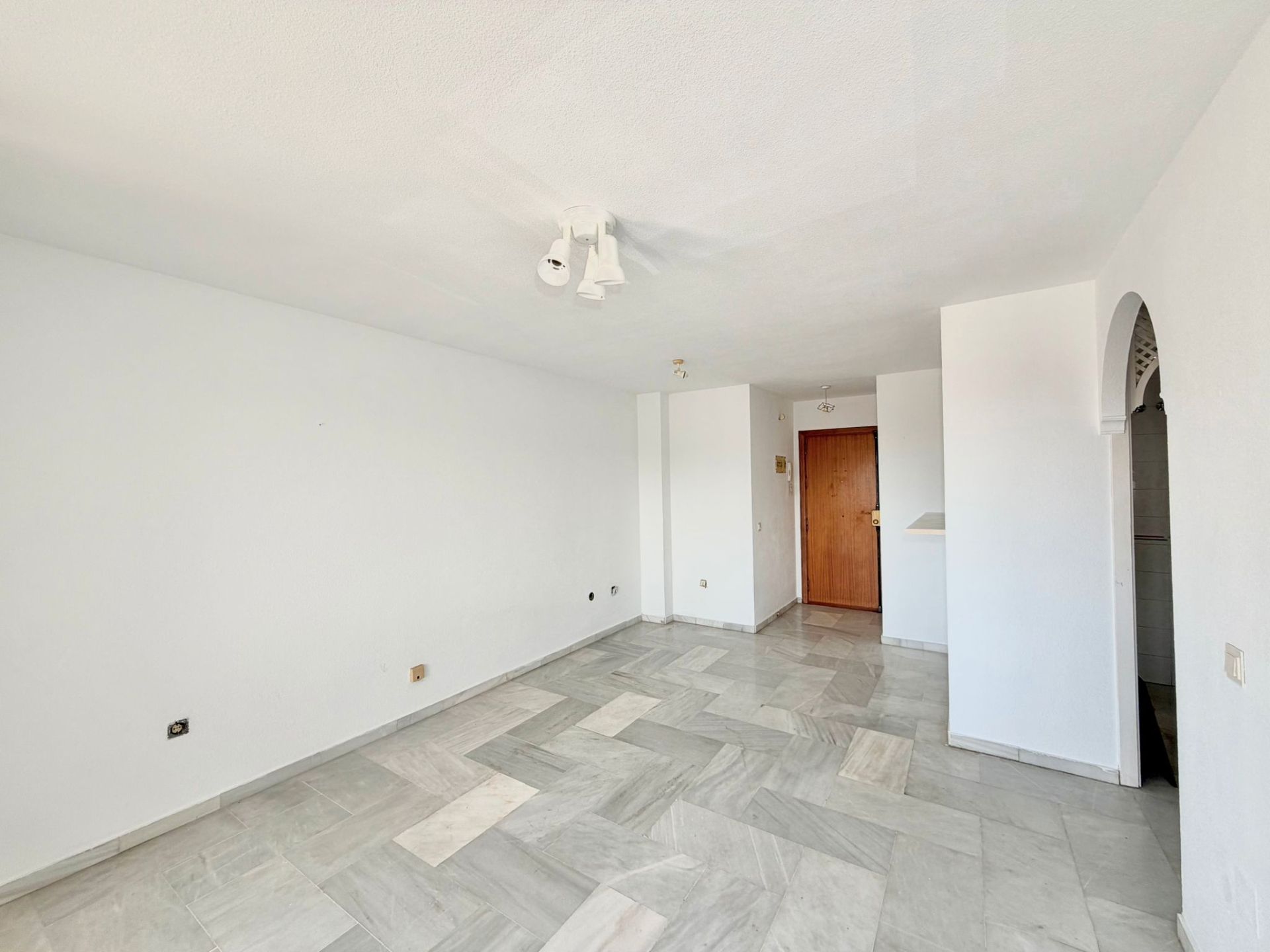 Piso en venta en Benalmádena con Terraza, Amueblado y Piscina comunitaria