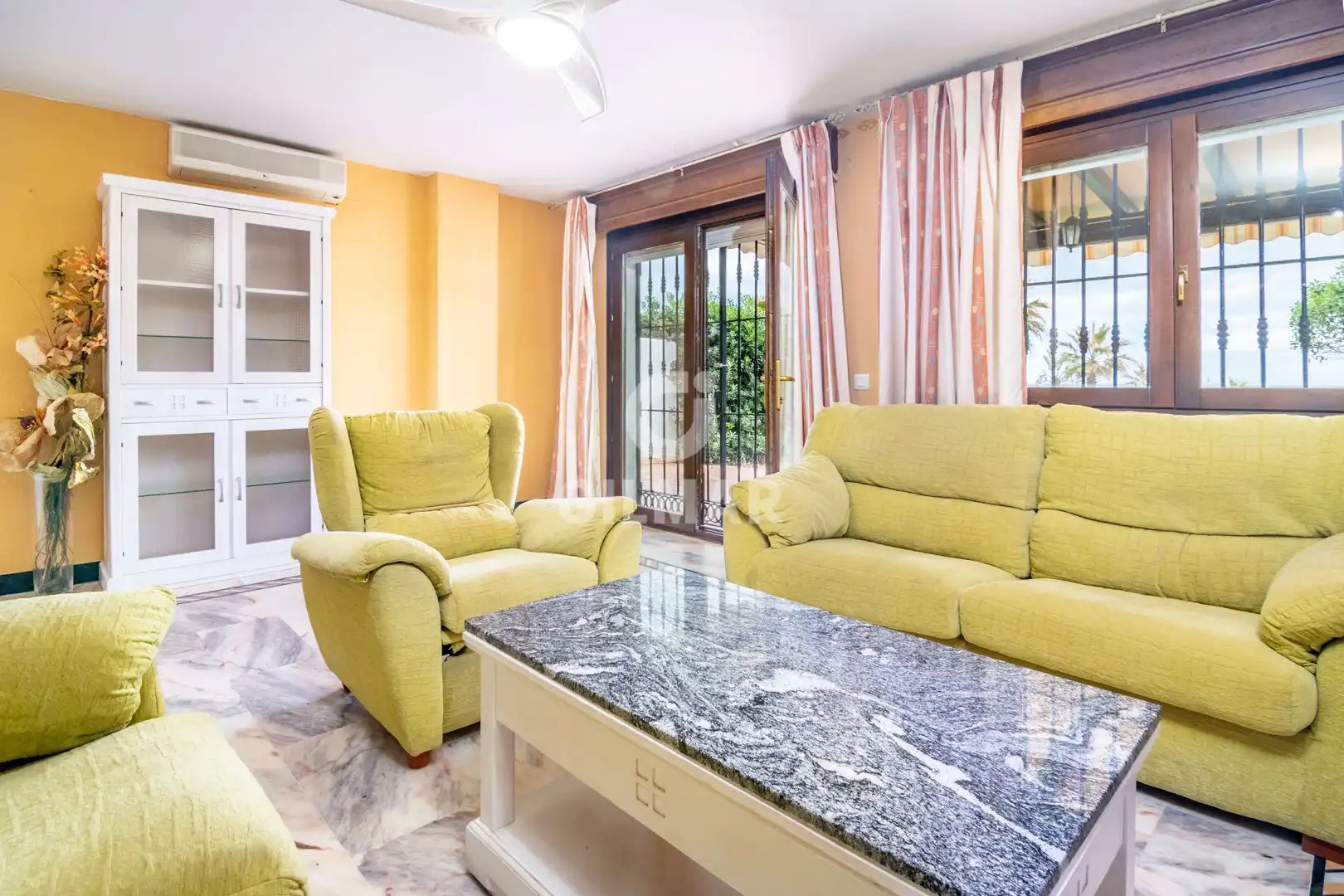 Wohnzimmer von Einfamilien-Reihenhaus zum Verkauf in Manilva mit Heizung, Privatgarten und Schwimmbad