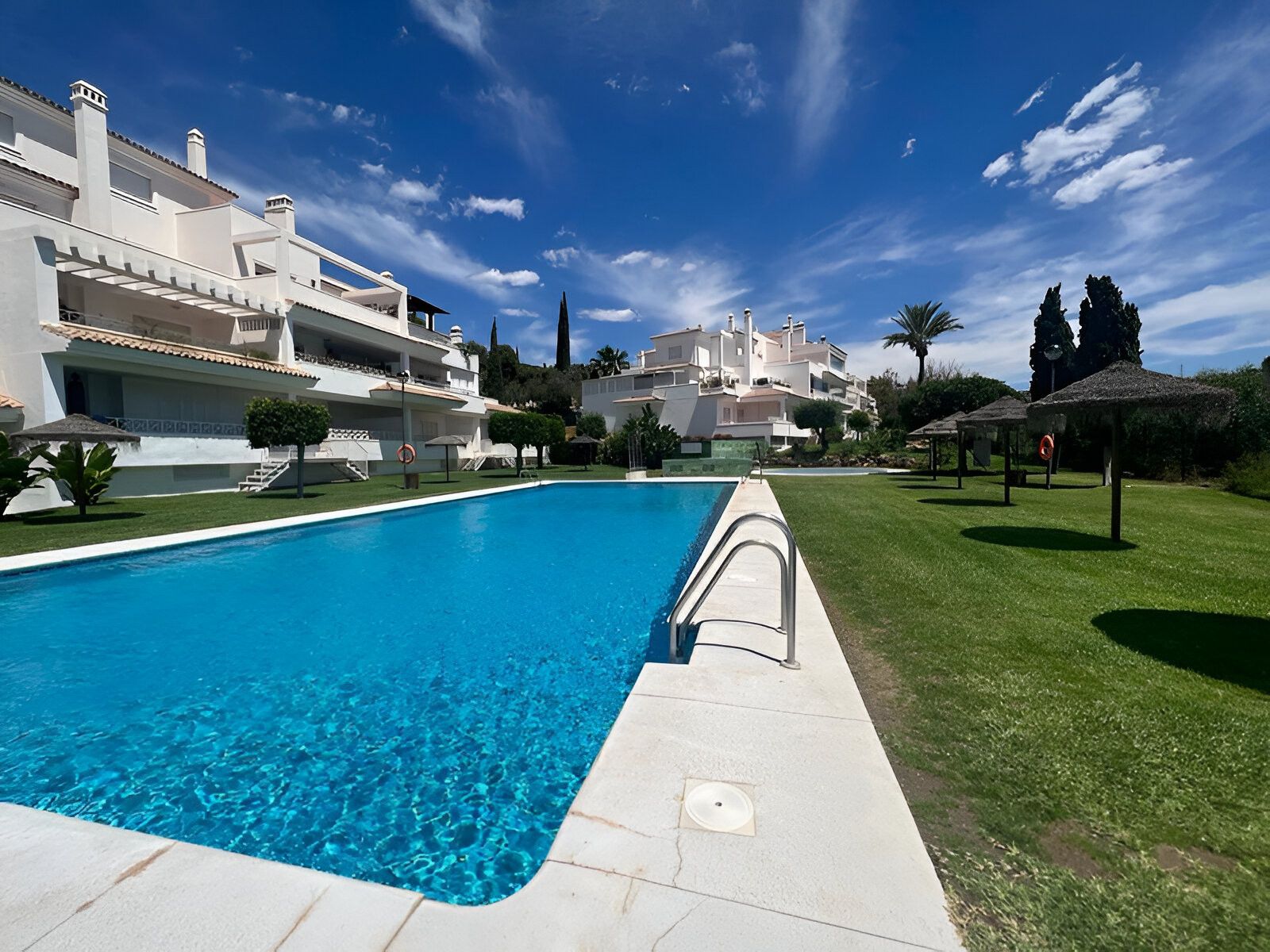 Vista exterior de Planta baixa en venda en Marbella amb Aire condicionat, Terrassa i Traster