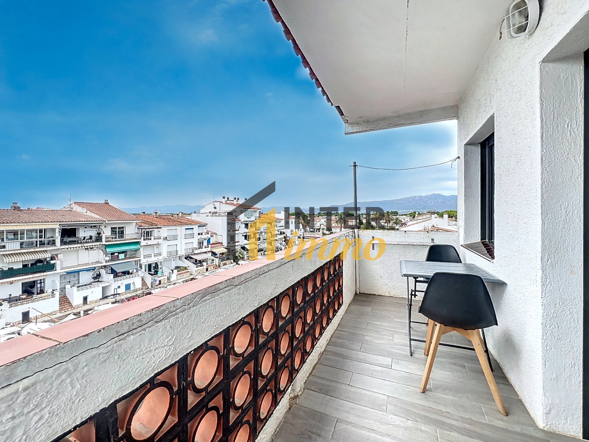 Vista exterior de Apartament en venda en Empuriabrava amb Aire condicionat, Terrassa i Moblat