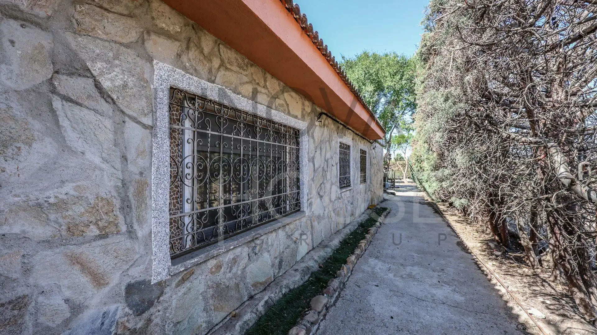 Vista exterior de Casa o xalet en venda en Talamanca de Jarama amb Jardí privat, Terrassa i Piscina