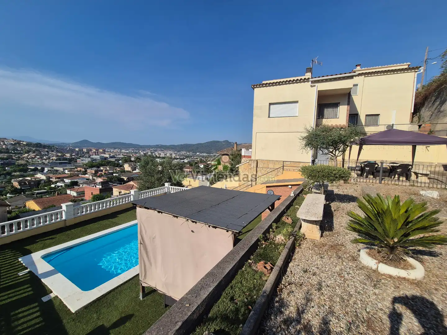 Vista exterior de Casa o xalet en venda en Sant Vicenç Dels Horts amb Aire condicionat, Calefacció i Jardí privat