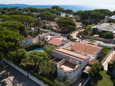Villa con piscina in vendita a Avinguda de la Diputació 98
