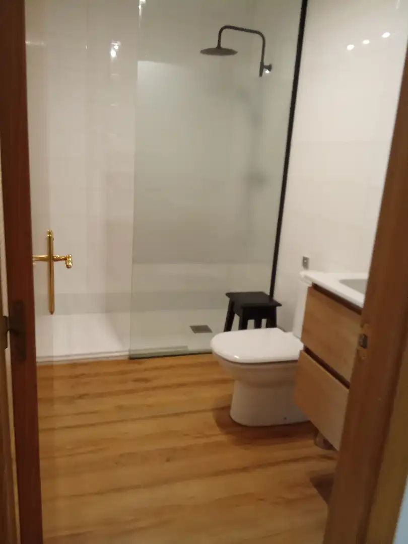 Baño de Piso en venta en Torrelavega  con Calefacción, Parquet y Amueblado