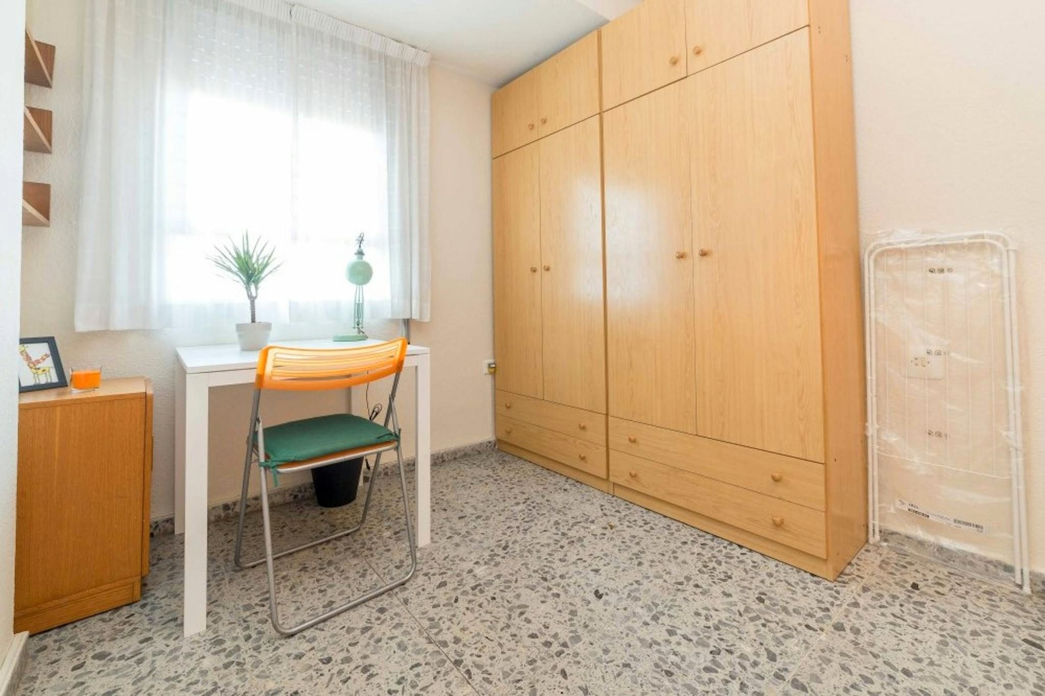 Bedroom of Flat to share in  Valencia Capital  with Washing machine, Balcony and Internet