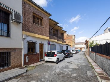 Casa amb balcó en venda a La Zubia Ciudad