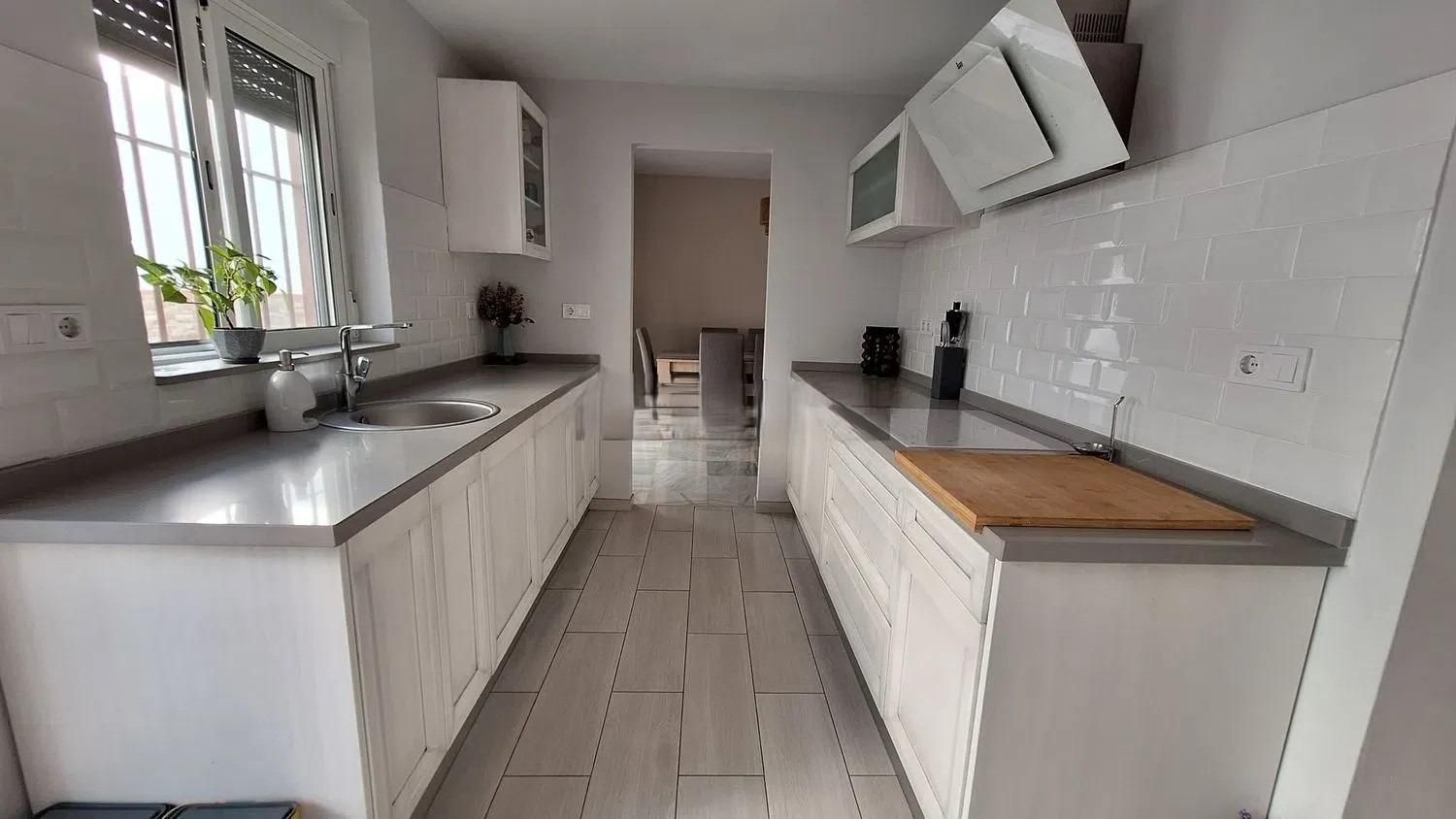 Cuina de Casa adosada en venda en Dos Hermanas amb Aire condicionat, Jardí privat i Terrassa