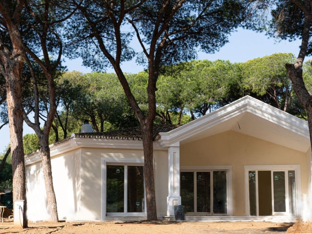 Vista exterior de Casa o xalet en venda en Marbella amb Aire condicionat, Jardí privat i Terrassa