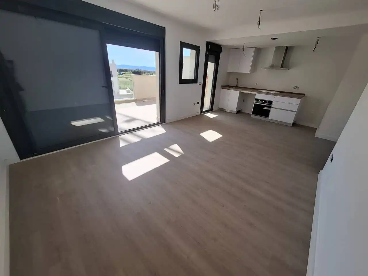 Sala de estar de Piso en venta en Almería con Parquet, Terraza y Piscina comunitaria