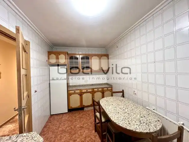 Küche von Wohnung zum Verkauf in Pontevedra Capital  mit Heizung, Parkett und Abstellraum