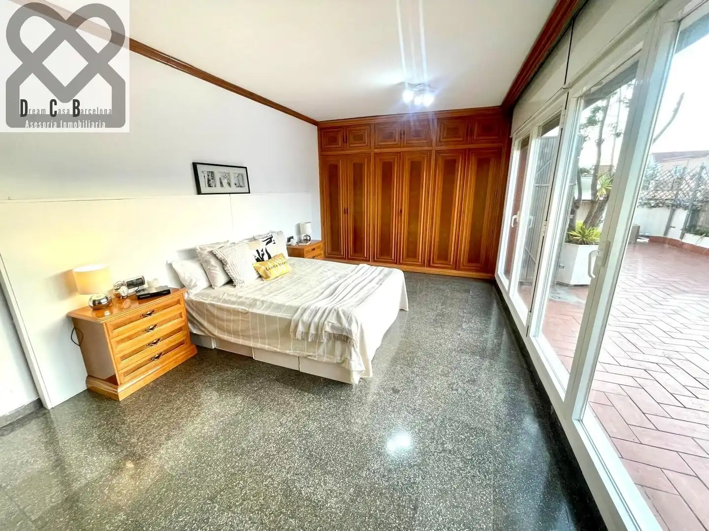 Schlafzimmer von Dachboden zum Verkauf in Barcelona mit Heizung und Terrasse