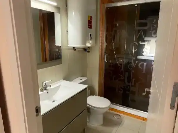 Badezimmer von Wohnung zur Miete in  Madrid Capital mit Klimaanlage