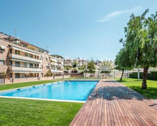 Piscina de Casa adosada de lloguer en Sant Andreu de Llavaneres amb Aire condicionat, Terrassa i Balcó