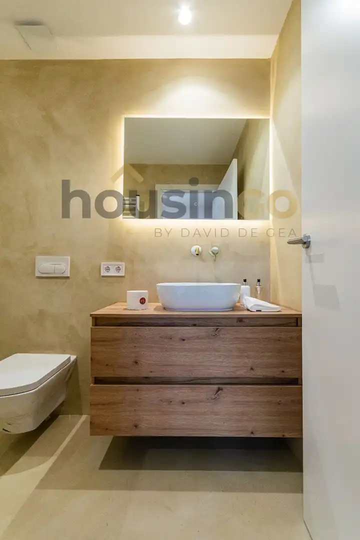 Bathroom of Flat for sale in Madrid  with Air Conditioner, Heating and Parquet flooring