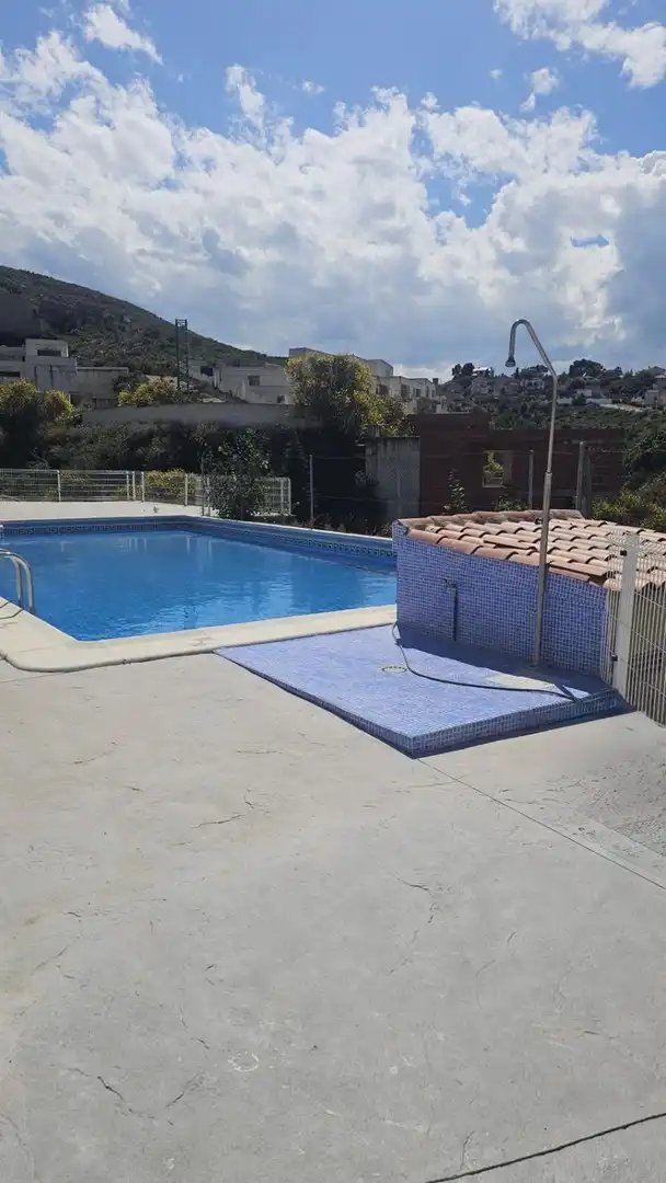 Schwimmbecken von Einfamilien-Reihenhaus zum Verkauf in Chiva mit Heizung, Abstellraum und Balkon