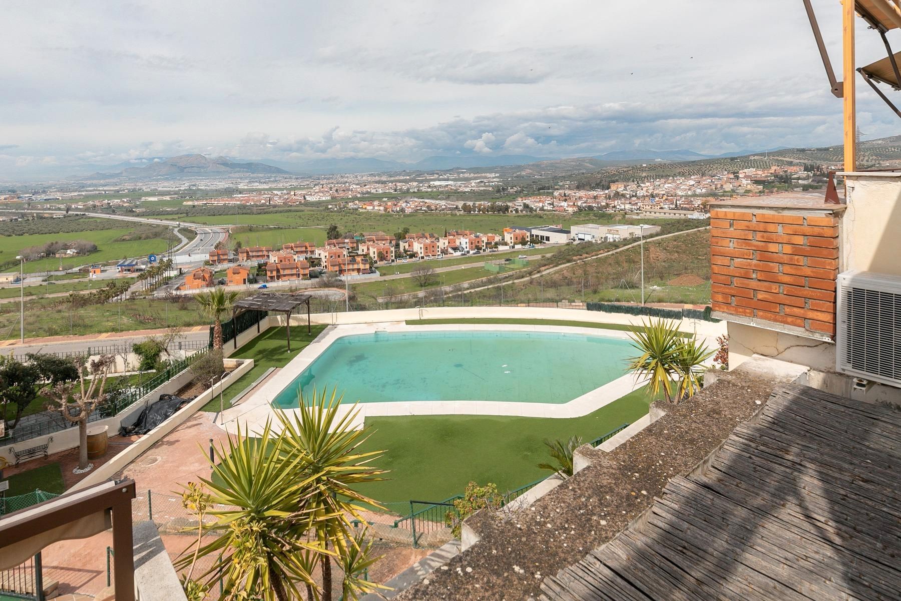 Piscina de Dúplex en venta en Jun con Aire acondicionado, Calefacción y Jardín privado