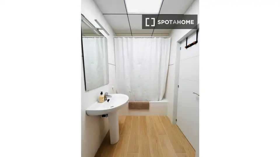 Bathroom of Flat for share in Sur