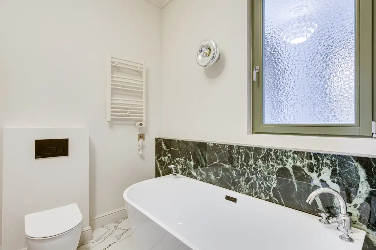 Badezimmer von Wohnungen zum Verkauf in Barcelona mit Klimaanlage, Heizung und Parkett