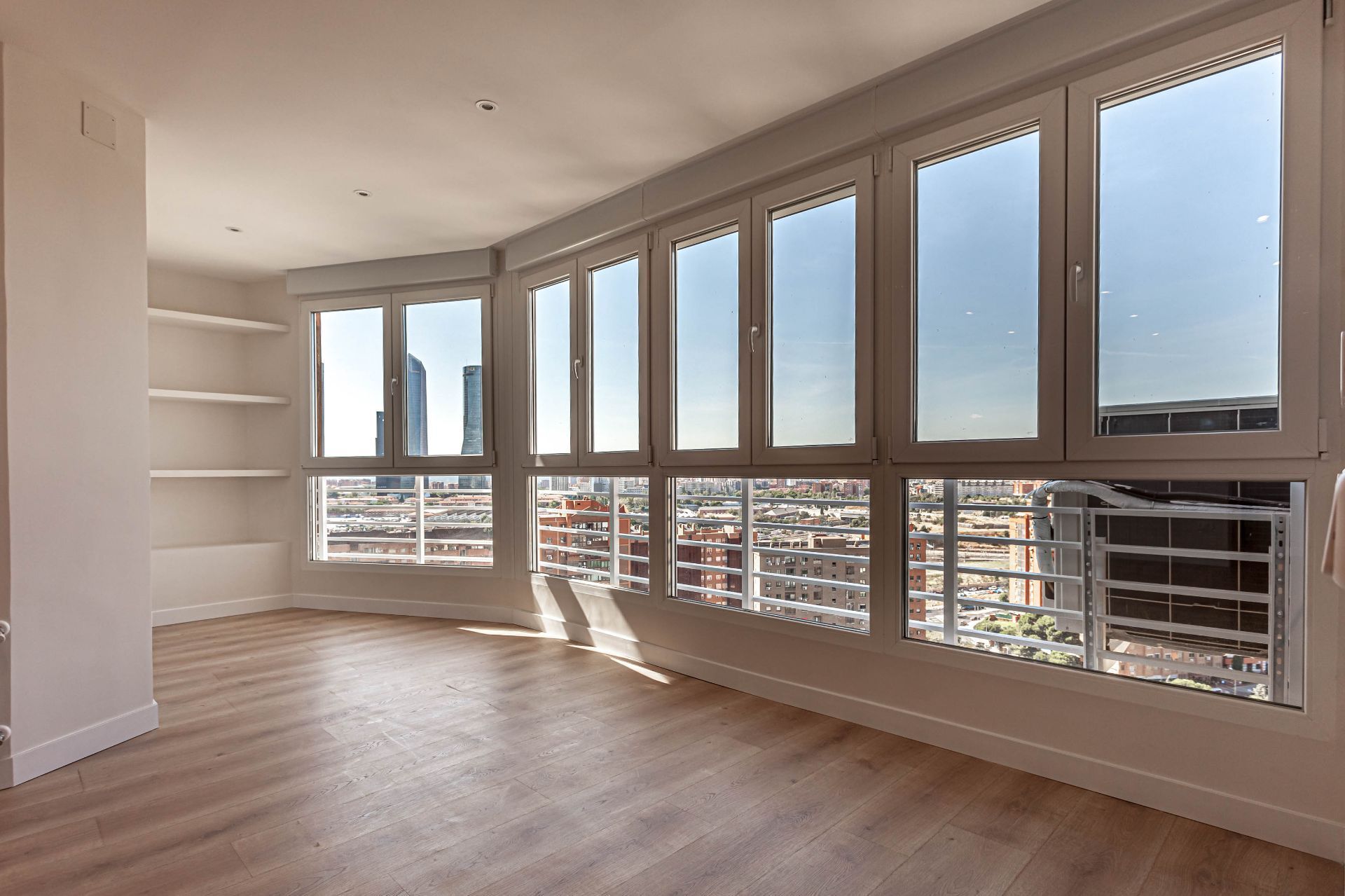 Living room of Flat to rent in  Madrid Capital  with Air Conditioner, Heating and Storage room